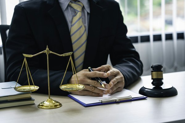 Quelles sont les implications juridiques de l'utilisation de l'intelligence artificielle pour la prise de décisions commerciales?